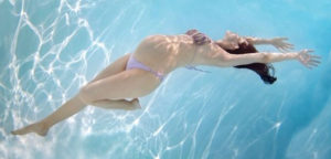 donna in gravidanza sott'acqua